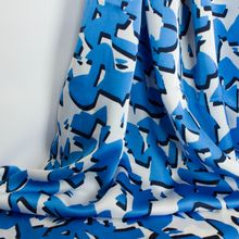 Satijn polyester wit met abstracte blauwe figuren